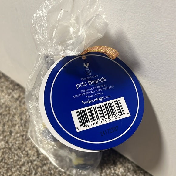 Bodycology Winter Vanilla Bath & Body Set - Blue and Gold - Picture 2 of 5